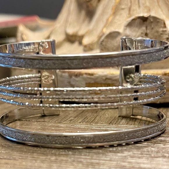🎉HP🎉Beautiful, hollow silver cuff bracelet with glitter detail.$21🎉HP🎉 - Picture 9 of 9